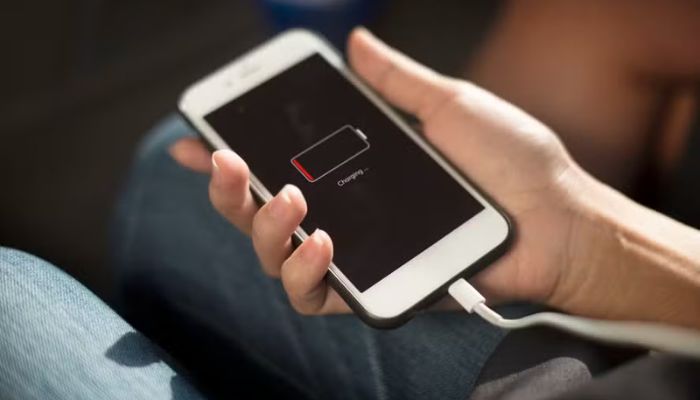Carregador na tomada ou no celular primeiro? Saiba qual é a maneira correta para aumentar vida útil da bateria
